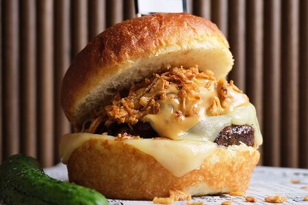 Бургер с жареными вешенками и двойным сыром