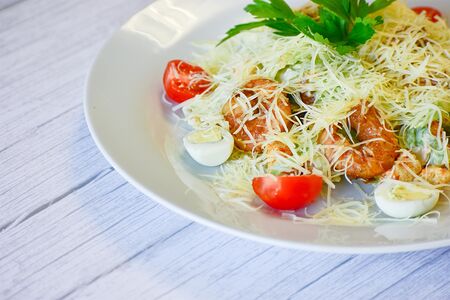 Салат Цезарь с креветками