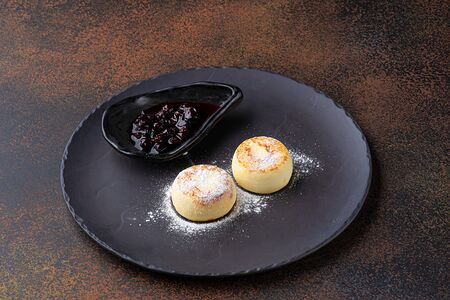 Творожные сырники с конфитюром из черной смородины