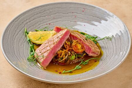 Филе тунца с овощным соте и соусом манго-апельсин