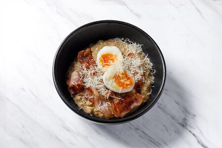 Овсяная каша с сыром чеддер, зеленью и беконом