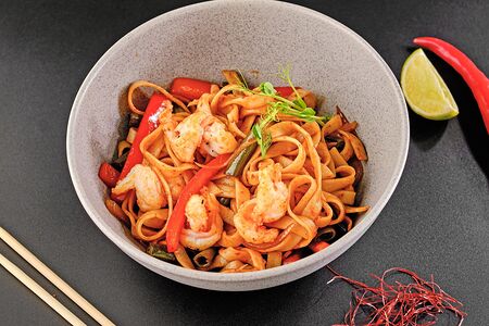 Вок с креветками 