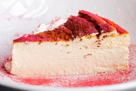 Чизкейк, мусс из сметаны, сушеная малина