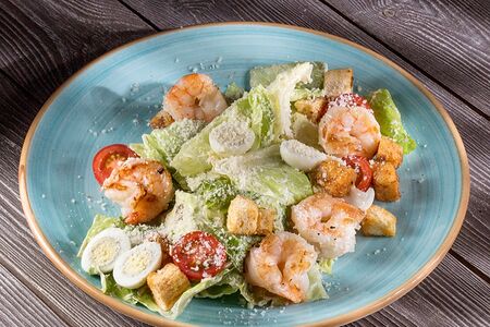 Салат Цезарь с креветками
