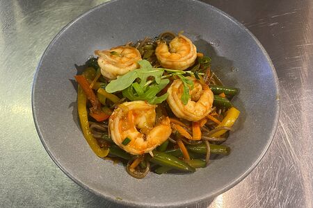 Соба с креветками и овощами