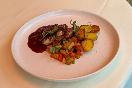Перепелка с вишневым соусом, овощным рататуем и картофелем бэби