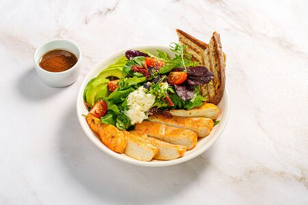 Салат с куриным филе на гриле