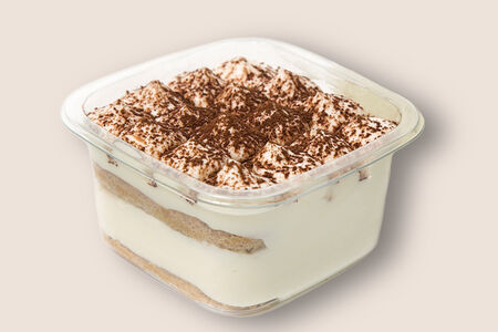 Пирожное тирамису в стаканчике