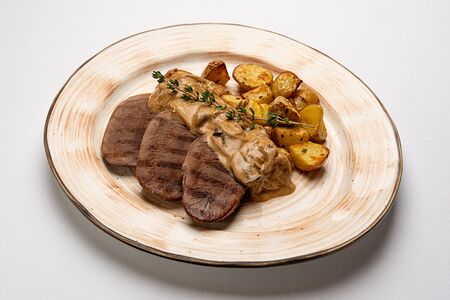 Телячий язык на гриле со сметанно-грибным соусом