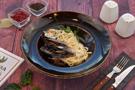 Спагетти с мидиями и сыром дорблю