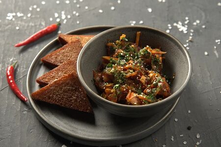 Свиные ушки с чесноком и гренками