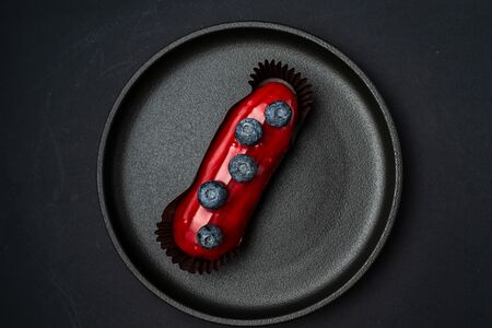 Эклер ягодный