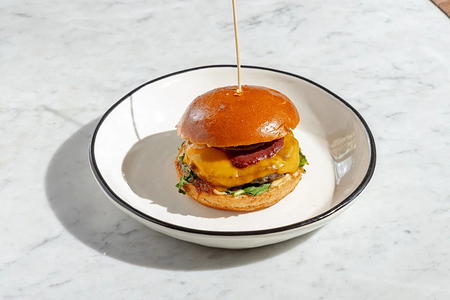 Бургер с малиновым соусом и горгонзолой
