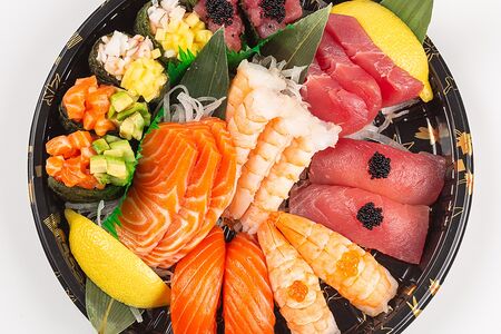 Суши-сет лосось, тунец, тигровые креветки