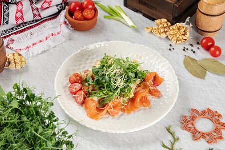 Салат Русский Цезарь с лососем