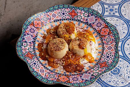 Сырники с кремом из спелого манго и дробленой фисташкой