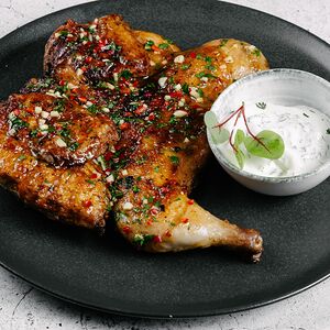 Цыпленок тапака с чесночным соусом 