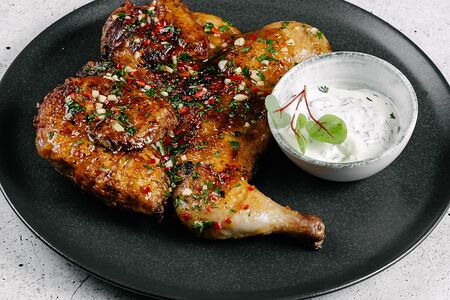 Цыпленок тапака с чесночным соусом 