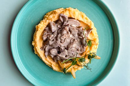 Бефстроганов из куриного бедра с картофельным пюре