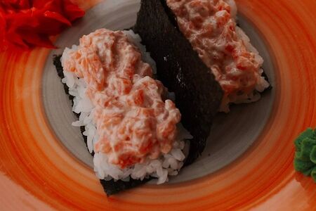 Хэнд-ролл с лососем