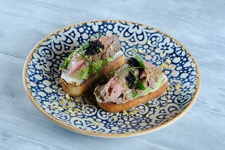 Брускетта с ростбифом