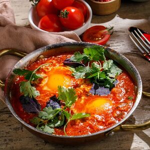 Шакшука на сливочном масле с томатами и базиликом