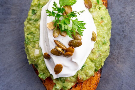 Батат с гуакамоле и сметаной