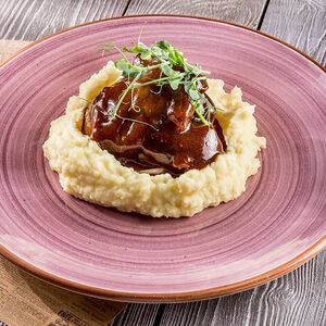 Томлёные телячьи щёчки с картофельным пюре