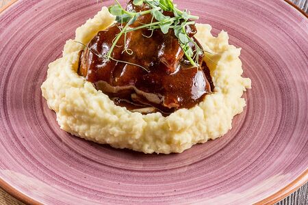 Томлёные телячьи щёчки с картофельным пюре