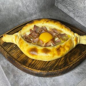 Хачапури по-аджарски с беконом 