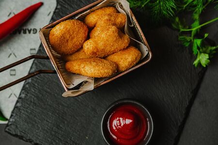 Куриные наггетсы с томатным соусом