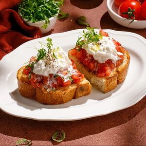 Брускетта с томатами и страчателлой