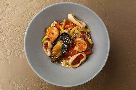 Фунчоза с морепродуктами, овощами и соусом терияки