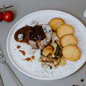 Поркетта рулет из свинины с жаренным картофелем и соусом Горгонзола