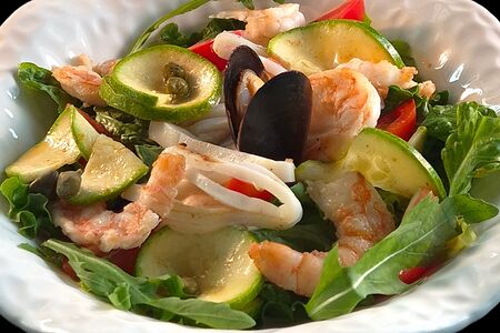 Салат с морепродуктами в соусе том-ям
