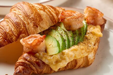 Круассан с креветками и авокадо 