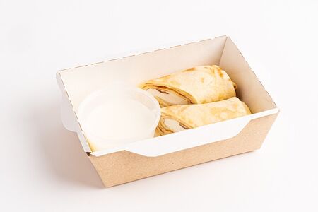 Блин с творогом и изюмом со сметаной