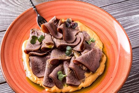 Подкопченный язык с соусом Том Ям