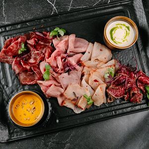 Ассорти мясных деликатесов