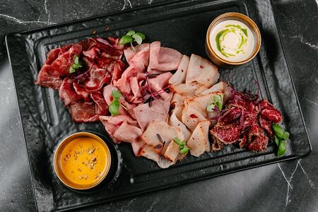Ассорти мясных деликатесов