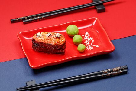 Запеченный гункан с лососем