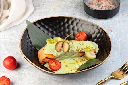 Лосось со сливочно-фисташковым соусом