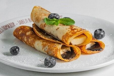 Блинчики с бананом и шоколадным топингом