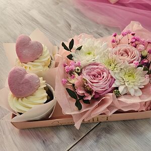 Набор 2 капкейка и цветы 