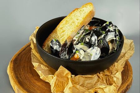 Мидии с сыром горгонзола и пряным тимьяном