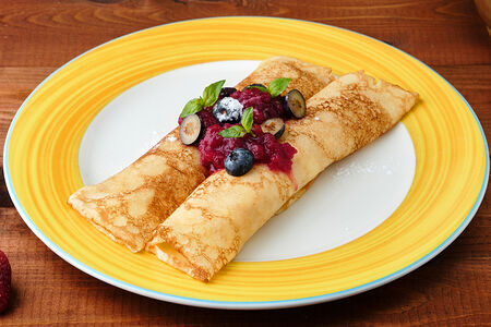 Блинчики с творогом и ягодным конфитюром