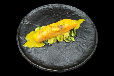 Лосось на подушке из цукини