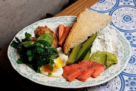 Большой завтрак с лососем и драниками