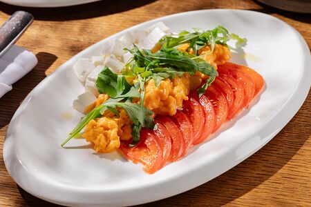 Скрембл с томатами и фетой