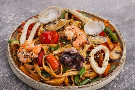 Вок с морепродуктами